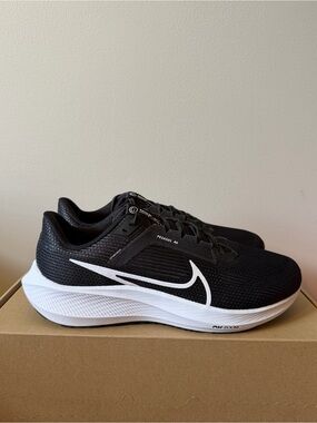 Nike Air Zoom Pegasus 40 Wide Black White DV7480-001 Men’s Size 8 Wide